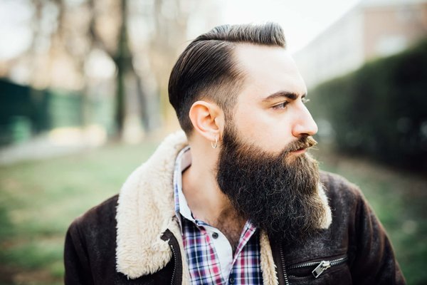 Les boucles d'oreilles pour hommes, une tendance dans la mode masculine