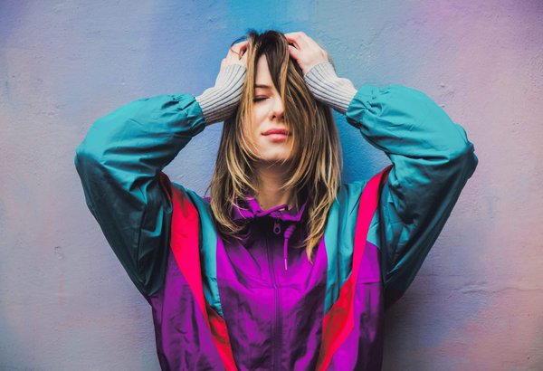 Techniques pour porter des robes midi avec élégance et modernité