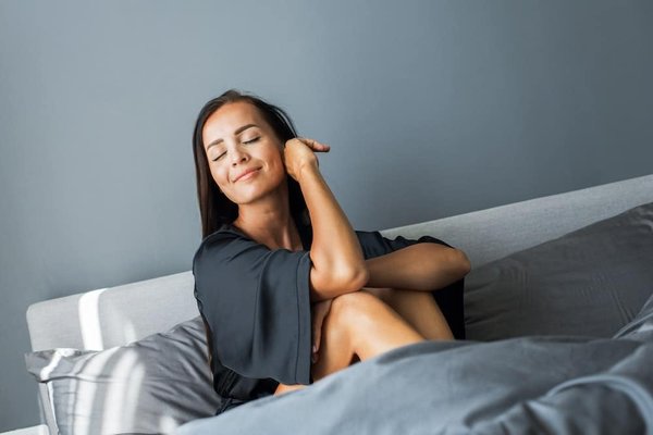 Quels conseils pour harmoniser des ensembles en dentelle avec des chaussures classiques pour des mariages ?