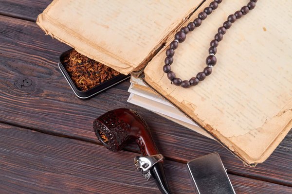 Comment choisir des bijoux en argent ethniques pour compléter une tenue moderne de soirée ?